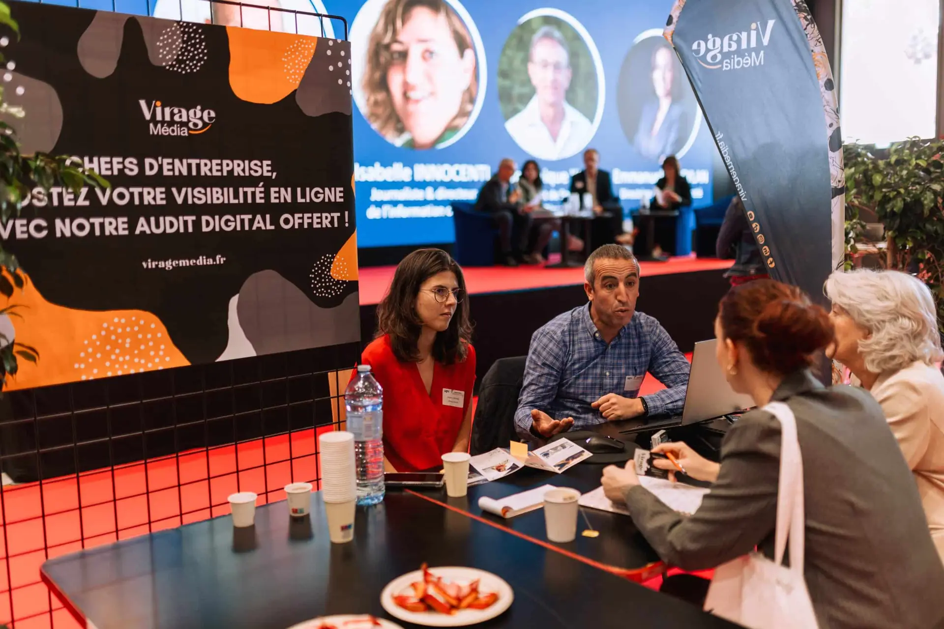 Stand de Virage Média à la journée de l'entrepreneur à Saint-Raphaël