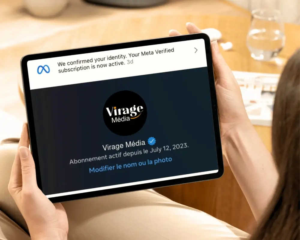 Écran Meta Verified de Virage Média sur une tablette confirmant l’activation du badge bleu et la vérification du compte.