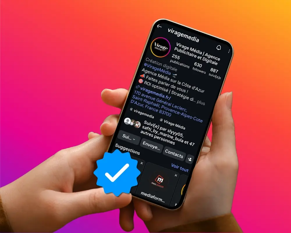 Profil Instagram de Virage Média affiché sur un smartphone avec le symbole du badge bleu de vérification.